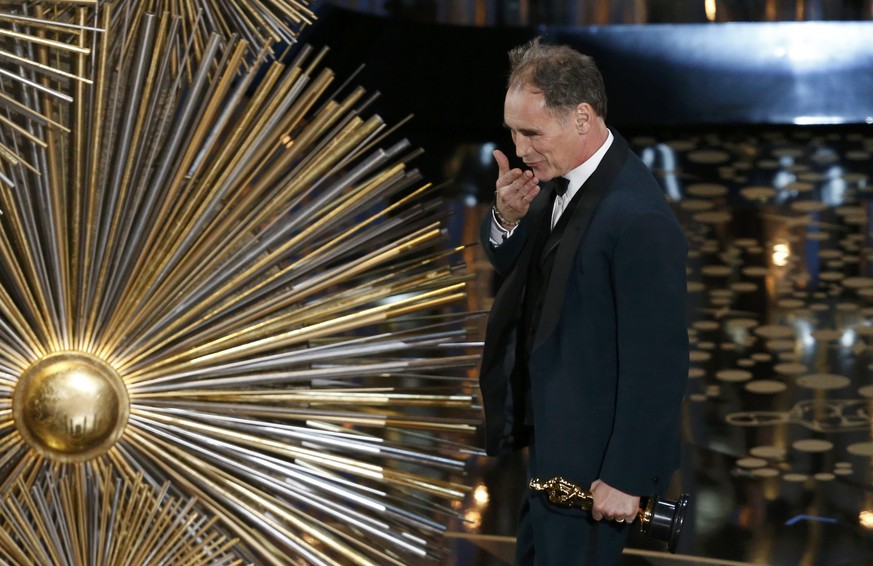 Mark Rylance nimmt den Oscar mit Kusshand.