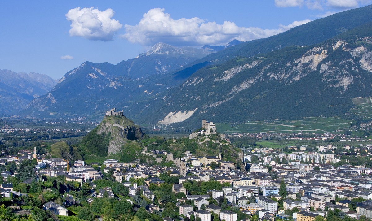 ZUR OLYMPIA-KANDIDATUR VON SION FUER DIE OLYMPISCHEN WINTERSPIELE 2026 STELLEN WIR IHNEN ZU DEN AUSTRAGUNGSORTEN FOLGENDES BILDMATERIAL ZUR VERFUEGUNG  View from the hill Colline de Mont d'Orge  ...
