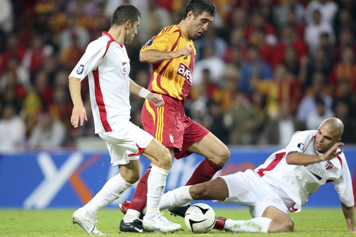 Sion's Adel Cheldi, left, and Kali, right, fight for the ball with Galatasaray's Hakan Sukur, center, during their UEFA Cup first qualifying round, first leg match between Switzerland's ...