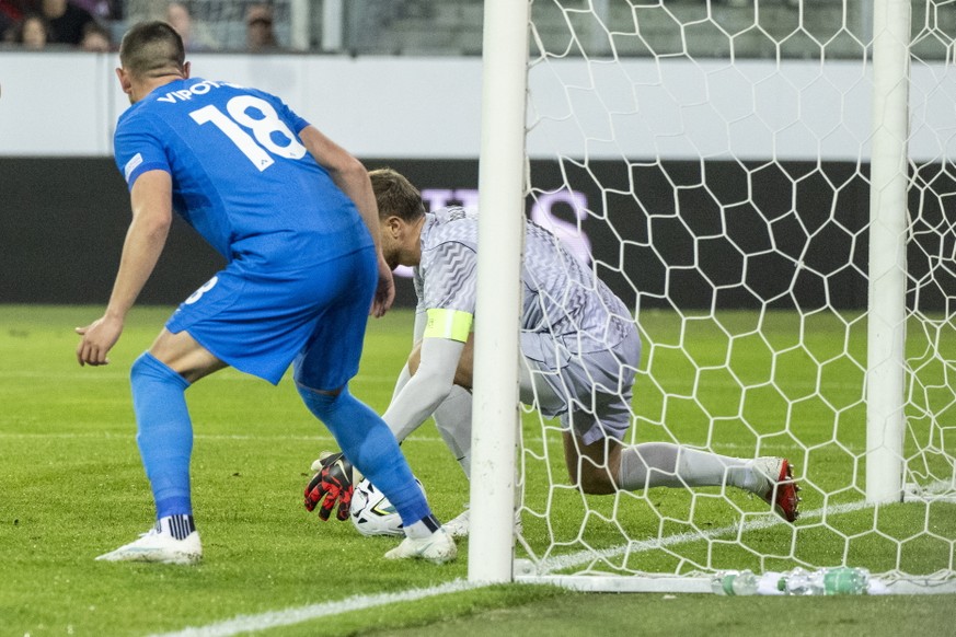 epa13279323 Slovenia's goalkeeper Jan Oblak (R) recieves the 1-1 goal during the UEFA Nations League soccer match between Switzerland and Slovenia, in Lucerne, Switzerland, 03 October 2026. EPA/U ...