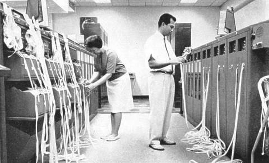 Arbeiten mit Lochstreifen in der US-Flugüberwachungsbehörde FAA in Honolulu 1964.