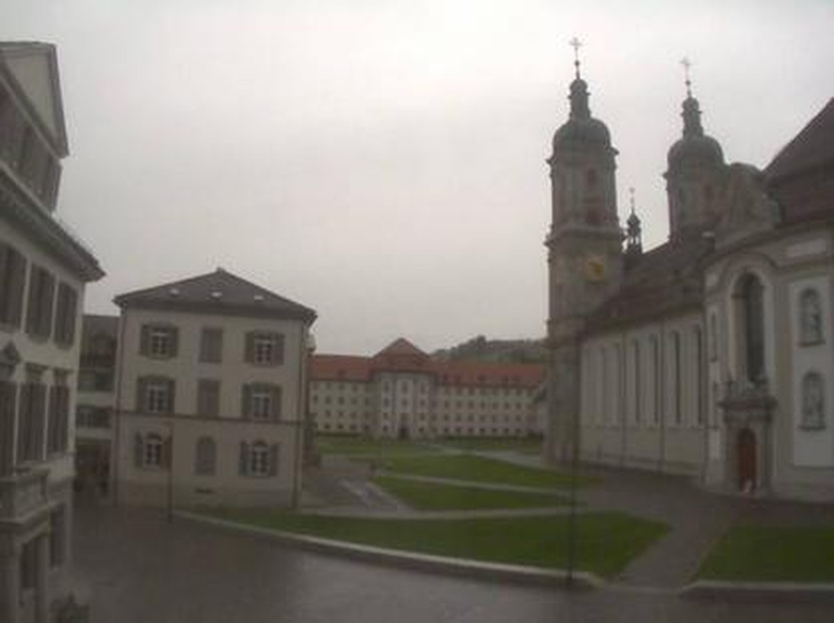 Der Klosterplatz in St. Gallen um die Mittagszeit: Trübes Wetter, aber grüner Rasen.