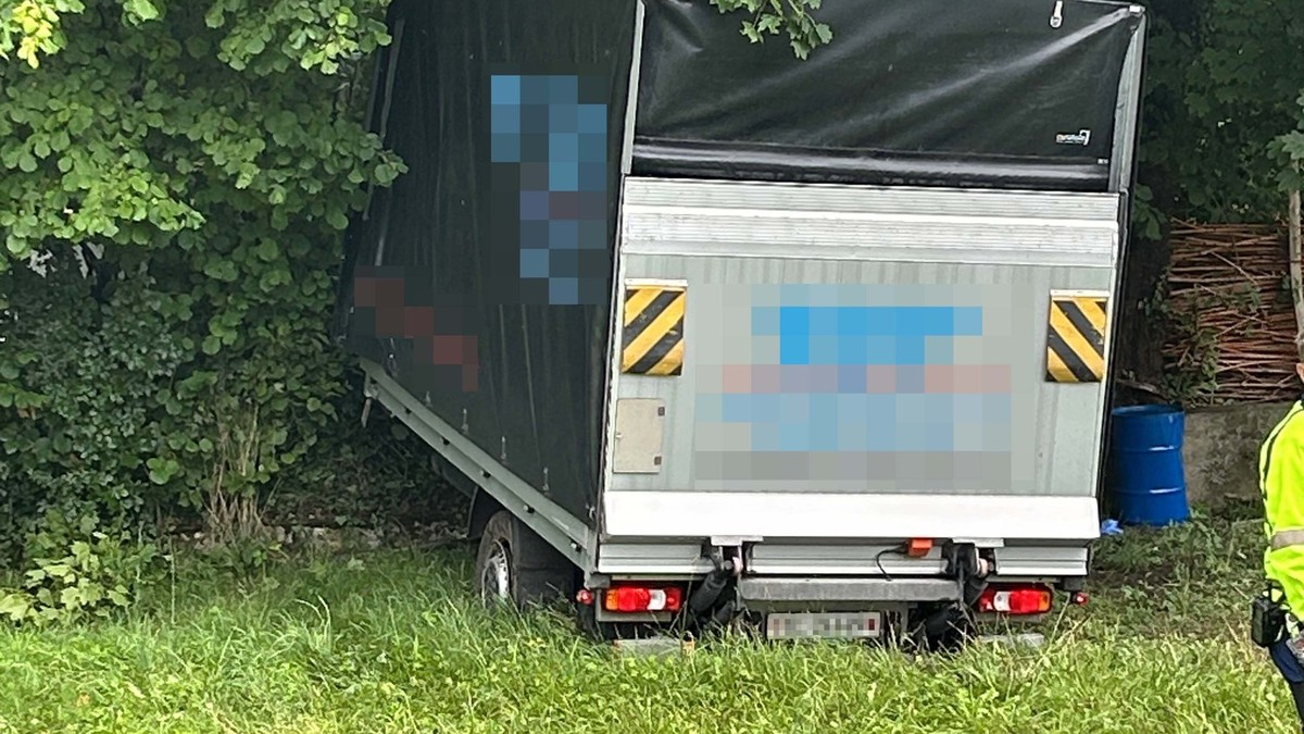 Lieferwagenfahrer-wird-in-Brugg-AG-eingeklemmt-und-stirbt