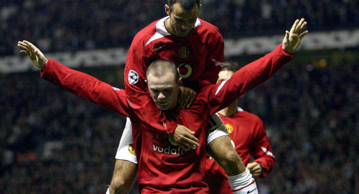 Manchester United's Wayne Rooney, center, is congratulated by teammate Ryan Giggs after scoring his second goal on his debut against Fenerbahce during their Champion's League group D soccer  ...