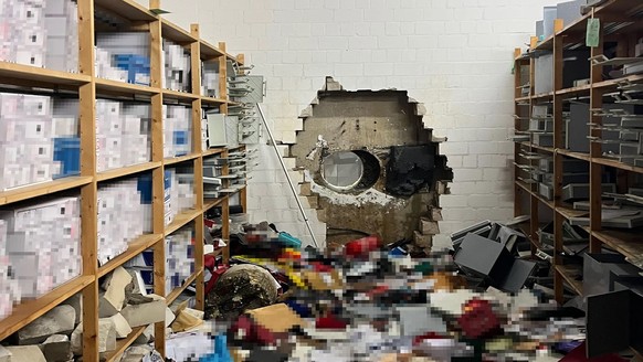 Die Täter haben von einem Nebenraum aus ein grosses Loch gebohrt, um in den Tresorraum zu gelangen.