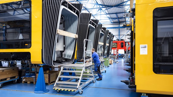 Ein Mitarbeiter an der Arbeit in einer Produktionshalle der Stadler Rail, aufgenommen am Mittwoch, 15. Maerz 2023 in Bussnang. (KEYSTONE/Michael Buholzer).