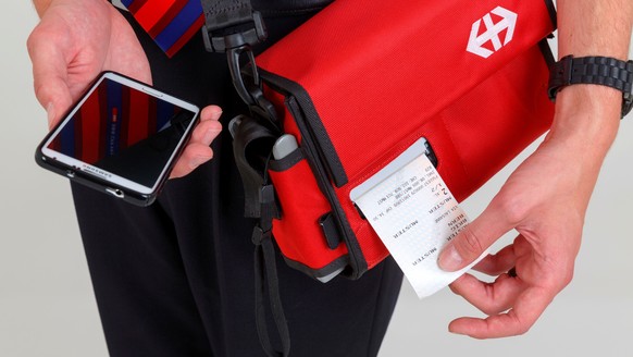 HANDOUT - Reisezugbegleiter / Reisezugbegleiterin mit neuen ELAZ Taschen und neuem ELAZ Geraet (Elektronischer Assistent Zugbegleiter), aufgenommen am 19. Mai 2014 in Bern. Ab August 2014 erhaelt das  ...