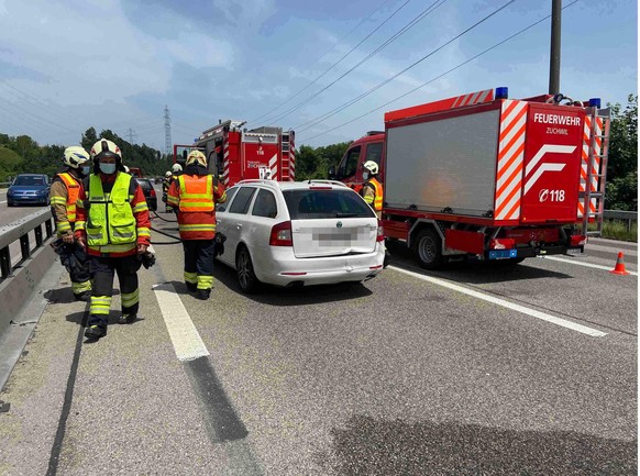 Auf der Autobahn A1 bei Wangen an der Aare BE sind am 20. Juni 2021 drei Personenwagen kollidiert. Ein Auto fing kurzzeitig an zu brennen. Drei Personen erlitten leichte Verletzungen. Sie wurden in ei ...