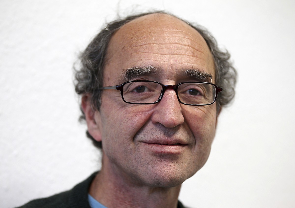 FILE - In this Jan. 7, 2011 file photo, Turkish born German writer Doghan Akhanli is photographed in Cologne, Germany. Germany's foreign minister is urging Spain not to extradite a German writer  ...