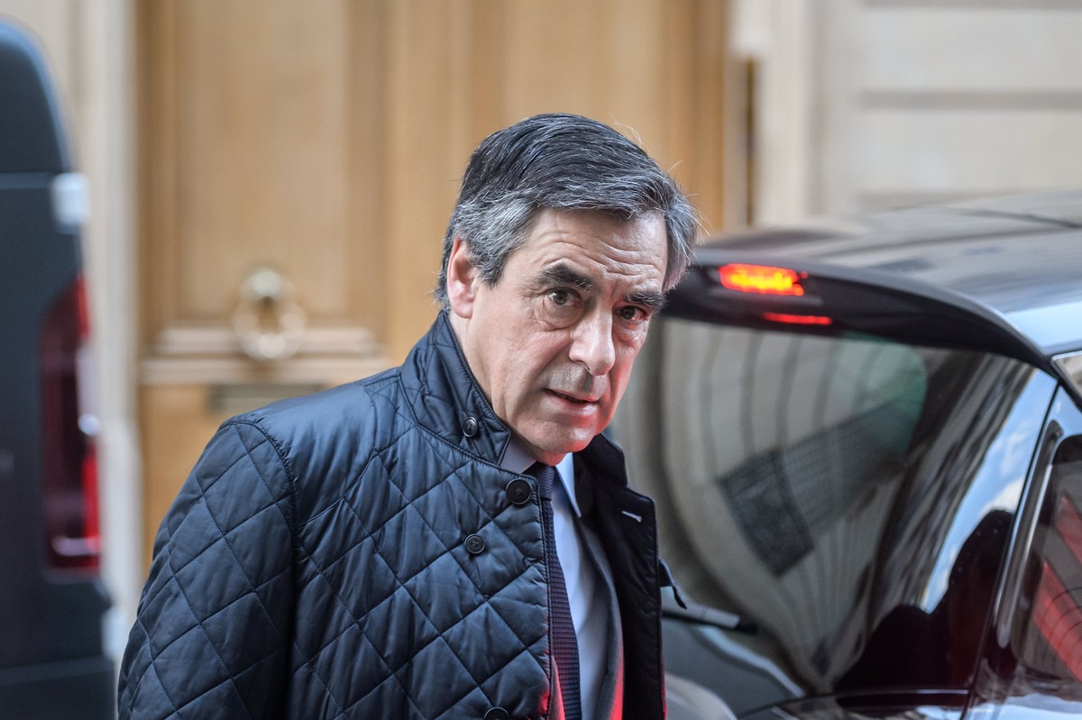 epa05874654 'Les Republicains' Right-wing party candidate for the 2017 French presidential elections, Francois Fillon leaves his home in Paris, France, 28 March 2017. Fillon's wife Pene ...