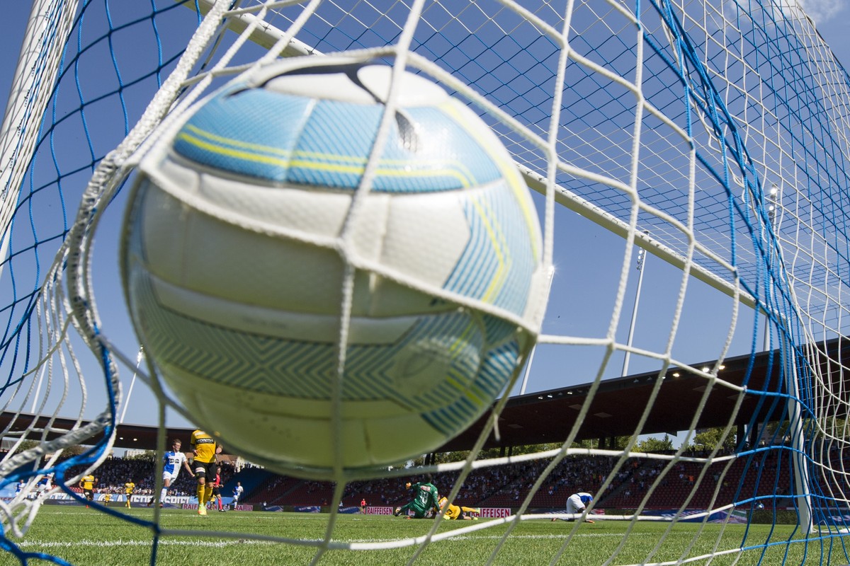 GC's Ridge Munsy, rechts, trifft zum 1:0 Tor am Super League Fussballspiel zwischen dem Grasshopper Club Zuerich und den Berner Youngs Boys im Letzigrund, aufgenommen am Sonntag, 28. August 2016  ...