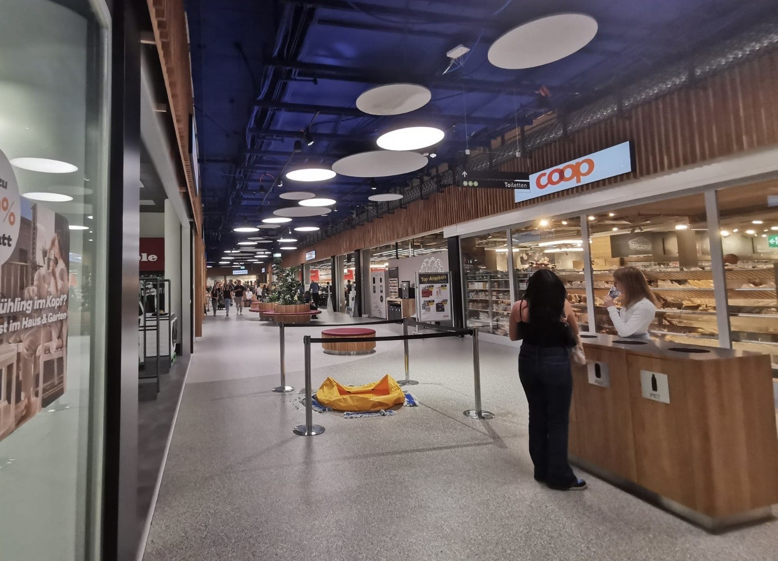 Das Einkaufszentrum liegt unter den Garderoben, wo es am Abend zuvor gebrannt hat.