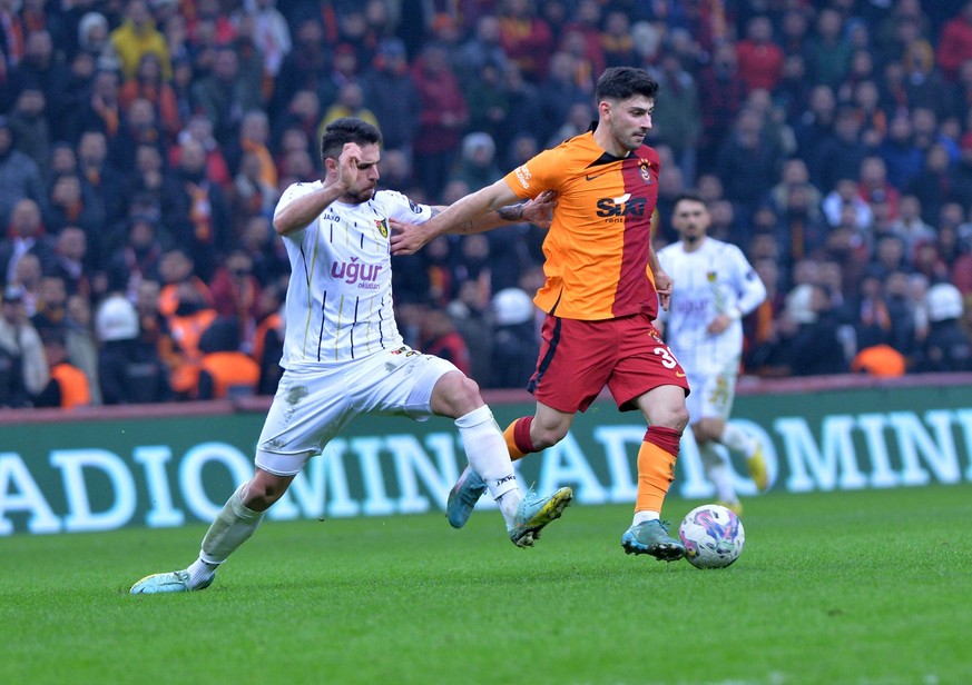 Yusuf Demir R of Galatasaray and Duhan Aksu Lof Istanbulspor AS during the Super Lig match between Galatasaray and Istanbulspor AS at NEF Stadyumu in Istanbul, Turkey on December 25, 2022. Photo by Se ...