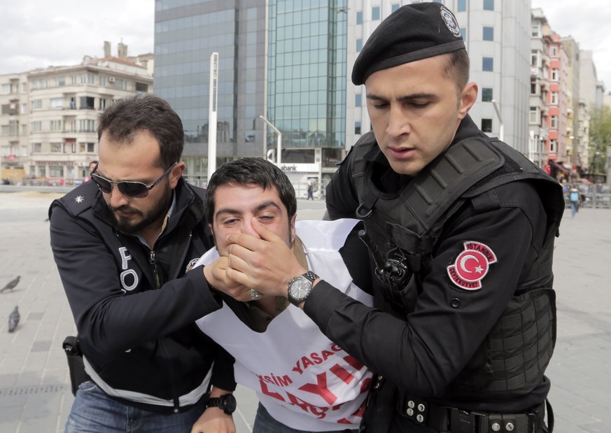 epa05938281 Turkish riot police arrest a protester who tried to reach Taksim Square for a May Day celebration, in Istanbul, Turkey, 01 May 2017. According to reports, Turkish police imposed tight secu ...