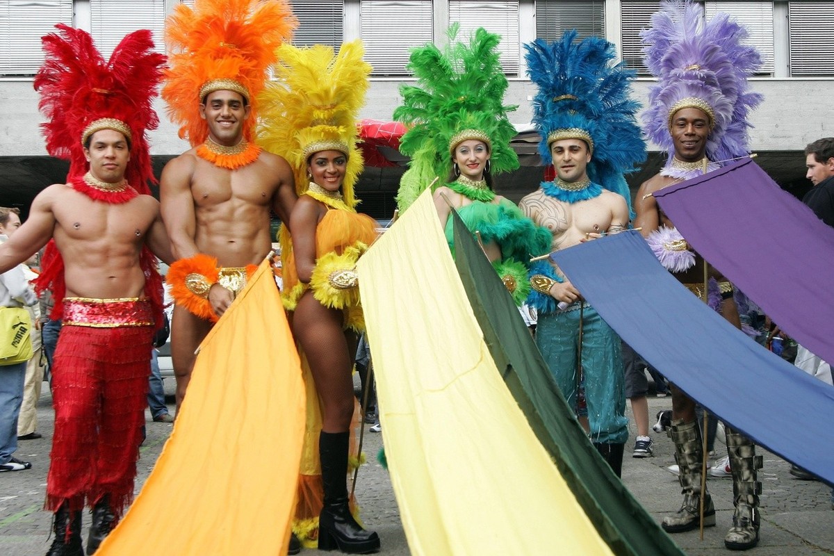 Tausende Menschen, darunter viele Schwule, Lesben und Transvestiten, feiern am Samstag, 4. Juni 2005 in Zuerich den Christopher Street Day. Die Teilnehmer haben die letzte Moeglichkeit genutzt, fuer e ...
