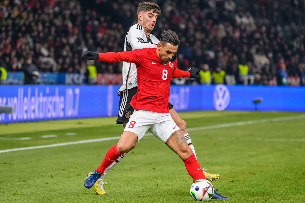 v.l. Irfan Can Kahveci (Tuerkei, 08), Kai Havertz (Deutschland, 07), Zweikampf, Action, Kampf, GER, Berlin, Deutschland vs Tuerkei, Laenderspiel, Nationalmannschaft, DFB Team, Spielzeit 2023/2024, 18. ...