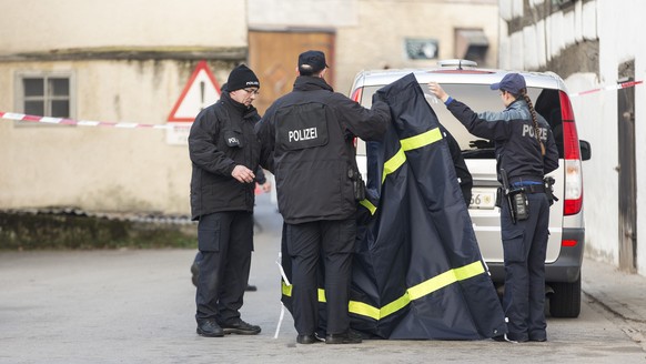 Polizisten ermitteln nach einerm Toetungsdelikt in Hemmental, am Montag, 14. Dezember 2015. In einer Wohnung in Hemmental im Kanton Schaffhausen hat die Polizei am spaeten Sonntagabend zwei Maenner to ...