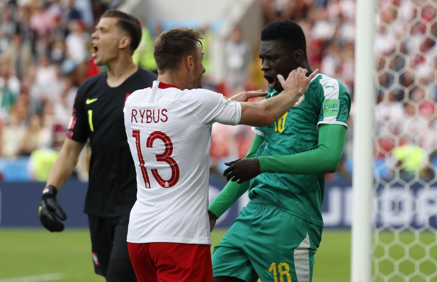 epa06821838 Maciej Rybus (C) of Poland and Ismaila Sarr of Senegal react during the FIFA World Cup 2018 group H preliminary round soccer match between Poland and Senegal in Moscow, Russia, 19 June 201 ...