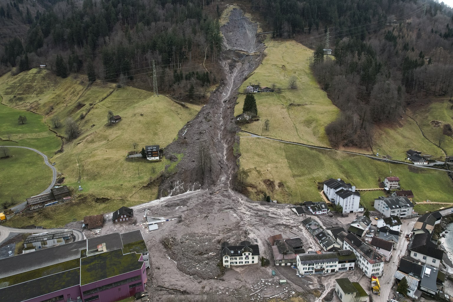 Blick auf den Erdrutsch waehrend Aufraeumarbeiten des Zivilschutz, aufgenommen am Dienstag, 23. Januar 2024, in Schwanden. Am 29. August 2023 hat sich ein Erdrutsch mit 30&#039;000 Kubikmeter Geroell  ...