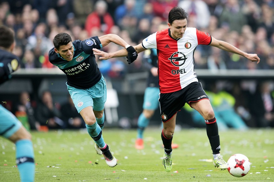 epa05816212 Steven Berghuis (R) of Feyenoord Rotterdam fights for the ball with Hector Moreno of PSV Eindhoven during the Dutch Eredivisie soccer match between Feyenoord Rotterdam and PSV Eindhoven at ...