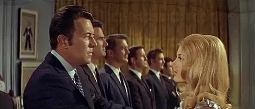"Casino Royale", 1967 - James-Bond-Klamauk mit Star-Cast 

https://www.imdb.com/title/tt0061452/