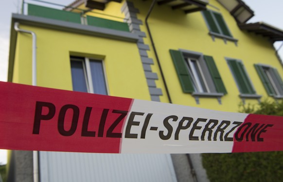 Ein Absperrband der Polizei beim Tatort nach der Schiesserei die ein Todesopfer gefordert hat in Winznau, Solothurn, am Montag, 4. Juli 2016. Laut der Kantonspolizei Solothurn konnte ein Tatverdaechti ...