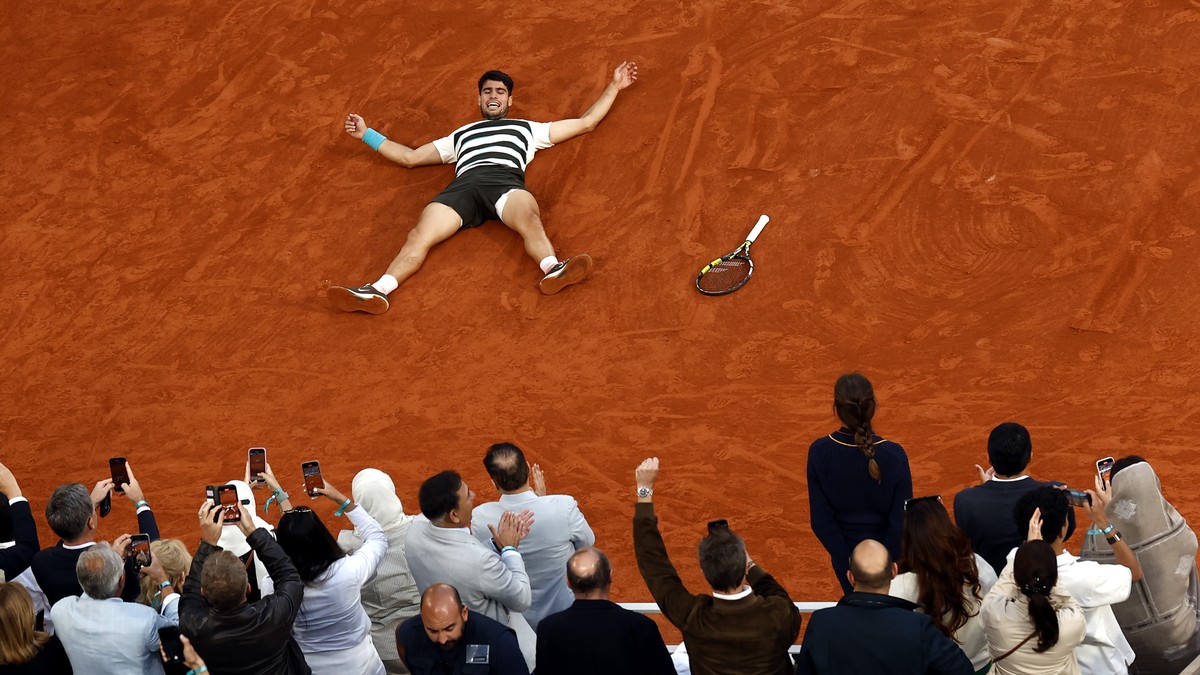 epa12164550 Carlos Alcaraz of Spain celebrates winning his Men's final match against Jannik Sinner of Italy at the French Open Grand Slam tennis tournament at Roland Garros in Paris, France, 08 J ...