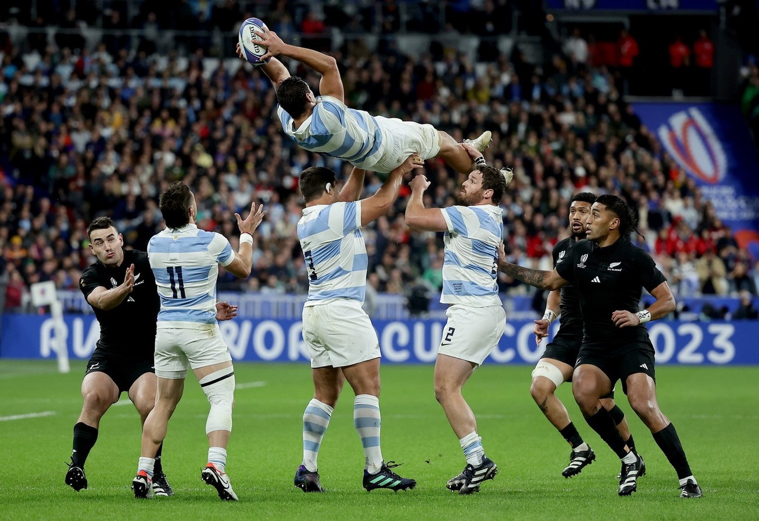 epa10929605 Juan Martin Gonzales (top) of Argentina catches the ball during the Rugby World Cup 2023 semi final match between Argentina and New Zealand in Saint-Denis, France, 20 October 2023. EPA/CHR ...