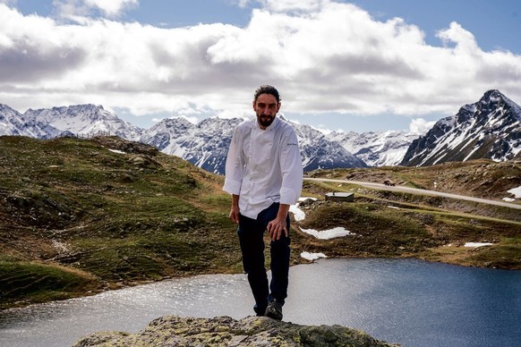 Paolo Casanova kocht in der «Chesa Stüva Colani» im Bündner Bergdorf Madulain.
