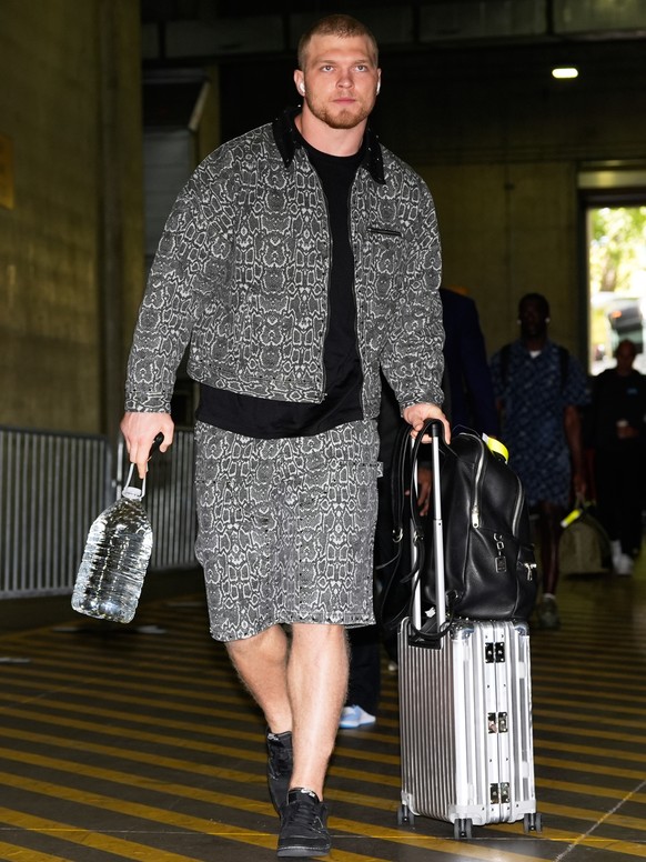 Detroit Lions defensive end Aidan Hutchinson arrives before an NFL football game against the Cincinnati Bengals Sunday, Oct. 5, 2025, in Cincinnati. (AP Photo/Carolyn Kaster)
Lions Bengals Football