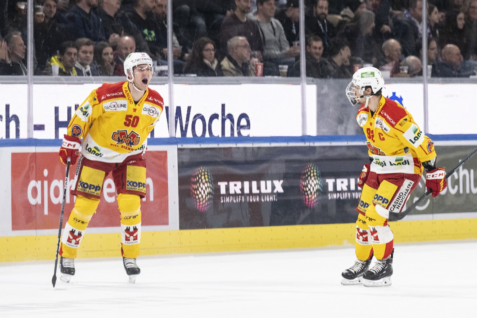 Biels Viktor Loeoev, links, jubelt nach seinem 4:3 Tor im vierten Eishockey Playoff Halbfinalspiel der National League zwischen den ZSC Lions und dem EHC Biel am Mittwoch, 5. April 2023 in der Swiss L ...