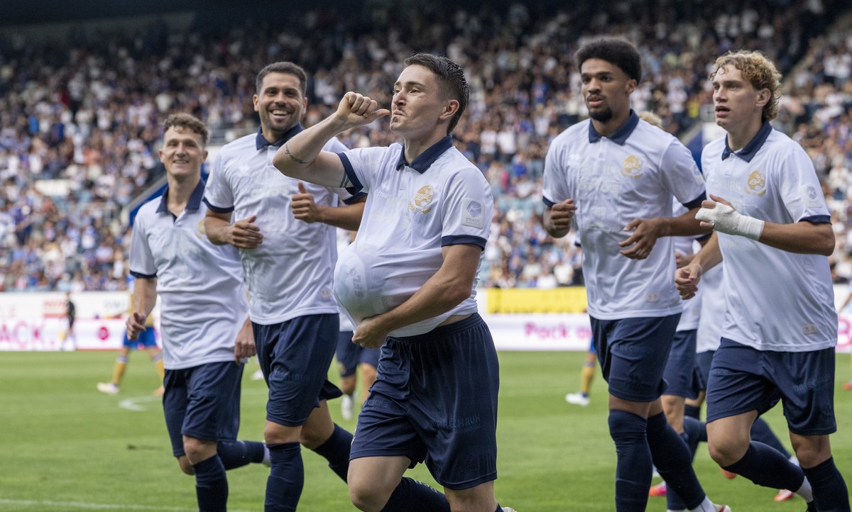 Die Luzerner mit Matteo Di Giusto, mitte, feiern das Tor zum 1:0 beim Super League Meisterschaftsspiel zwischen dem FC Luzern und dem FC Lausanne-Sport vom Samstag, 22. August 2026 in Luzern. (KEYSTON ...