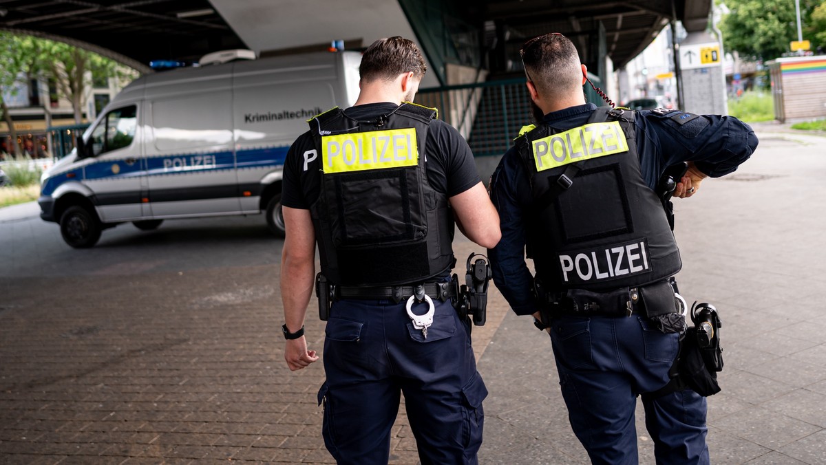 22.06.2024, Berlin: Die Berliner Polizei steht am U-Bahnhof Kottbusser Tor. Ein Mann ist im Zwischendeck erstochen worden. Foto: Fabian Sommer/dpa +++ dpa-Bildfunk +++