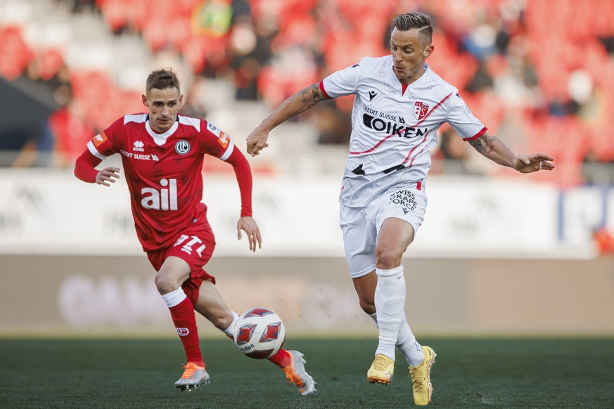 L&#039;attaquant luganais Mattia Bottani, gauche, lutte pour le ballon avec le defenseur valaisan Reto Ziegler, droite, lors de la rencontre du championnat de football de Super League entre le FC Sion ...