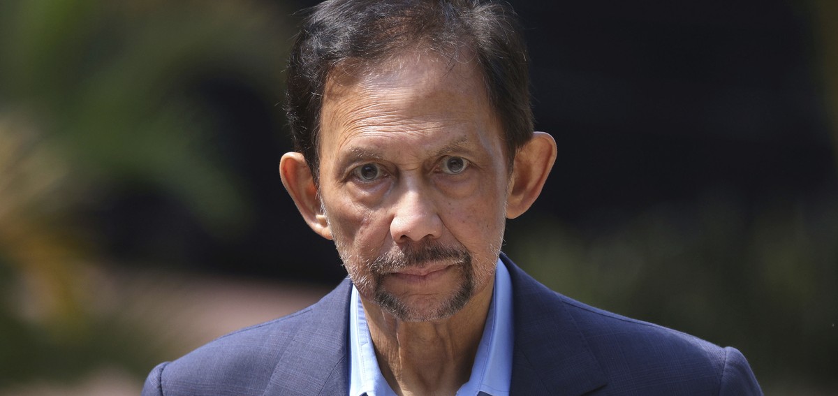 Hassanal Bolkiah, Sultan of Brunei arrives for the Leaders' Retreat on the sidelines of the Commonwealth Heads of Government Meeting at Intare Conference Arena in Kigali, Rwanda, Saturday, June 2 ...