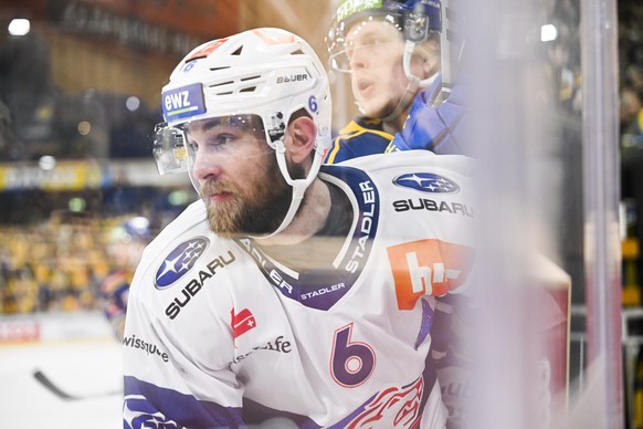 Zuerichs Yannick Weber, links, gegen Davos&#039; Simon Knak, waehrend der vierten Partie des Eishockey Playoff-Viertelfinals der National League zwischen dem HC Davos und den ZSC Lions, am Mittwoch, 2 ...