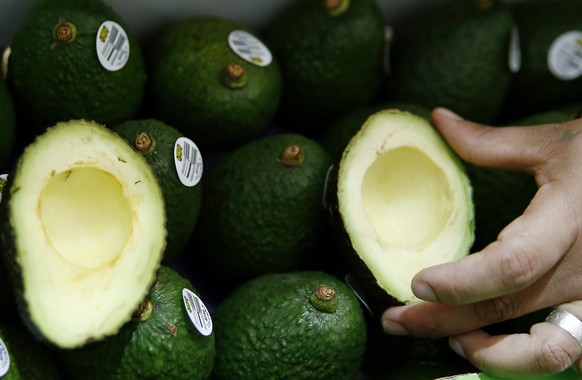 epa07866954 A woman organizes some avocados during the 9th World Avocado Congress, in Medellin, Colombia, 24 September 2019. EPA/Luis Eduardo Noriega