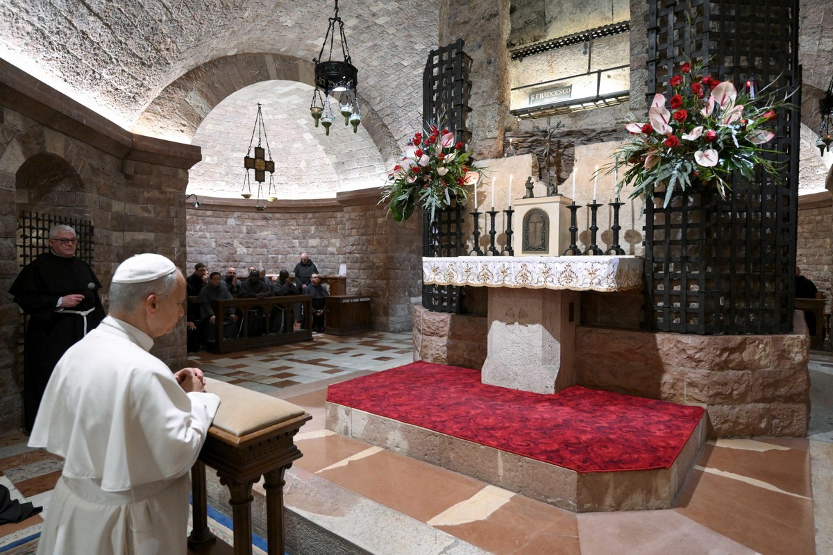 epa12537426 A handout picture provided by the Vatican Media shows Pope Leo XIV inside the Lower Basilica as he prays at the tomb of St. Francis in Assisi, central Italy, 20 November 2025. EPA/VATICAN  ...