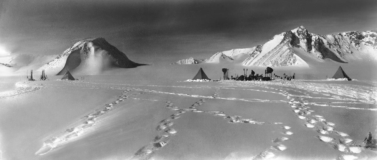 Das Schlachthauslager (Shambles Camp), zum Einfahrtstor des Beardmore-Gletschers herabschauend, 9. Dezember 1911.