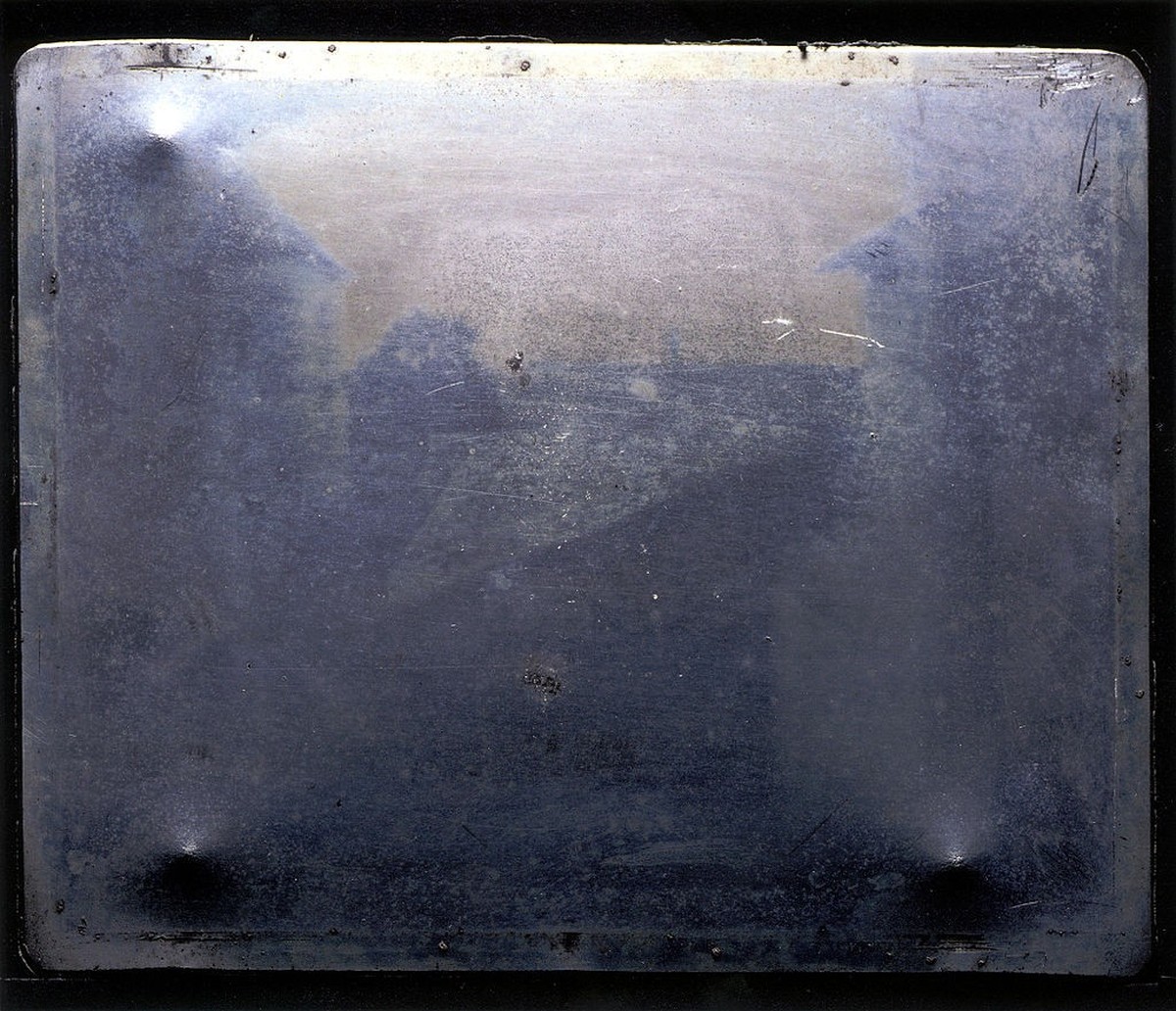 Die allererste erhaltene Fotografie, 1826 von Joseph Nicéphore Niépce erstellt.