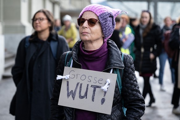 Frauen anlaesslich einer Feministischen Protestaktion gegen die AHV-21 Abstimmung vom vergangenen Sonntag, am Montag, 26. September 2022, in Bern. (KEYSTONE/Peter Schneider)