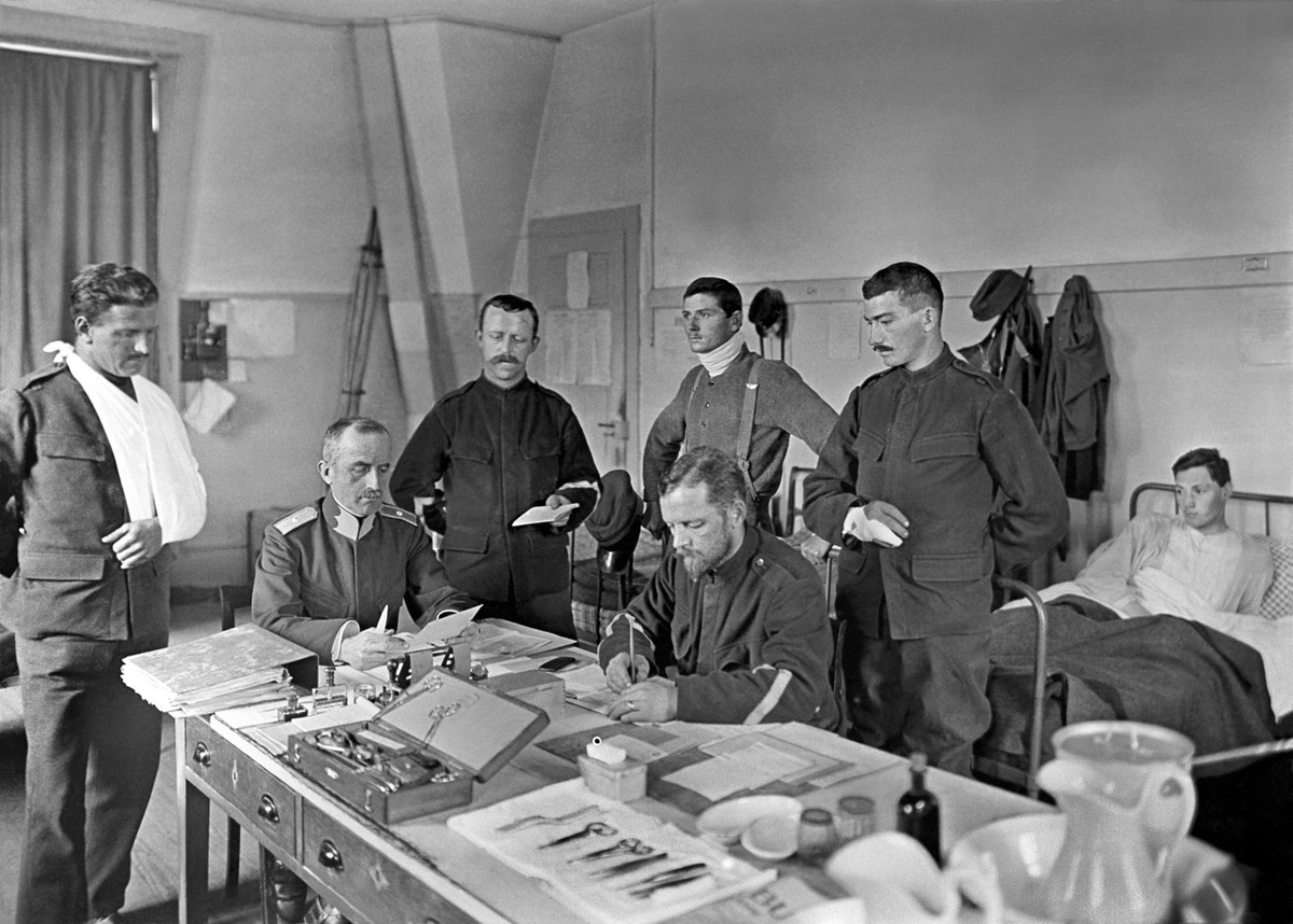 ARCHIVE --- ZUR SCHWEIZ IM ERSTEN WELTKRIEG, DER VOR 100 JAHREN, IM SOMMER 1914, AUSGEBROCHEN IST, STELLEN WIR IHNEN DIESES BILD ZUR VERFUEGUNG --- Ein Truppenarzt untersucht waehrend des Ersten Weltk ...