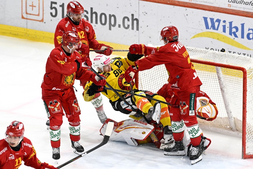 Tigers Phil Baltisberger, Samuel Erni, Goalie Luca Boltshauser, Andre Petersson, von links, im Kampf um den Puck gegen Berns Thierry Schild, Mitte, beim Eishockey-Qualifikationsspiel der National Leag ...