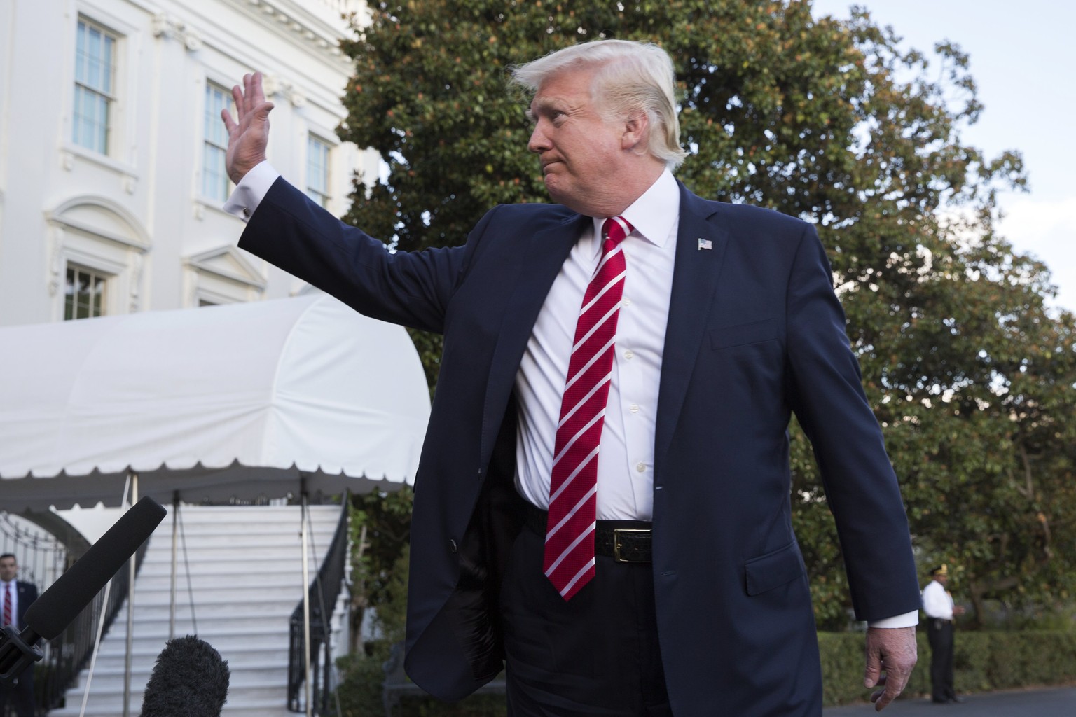 epa06251385 US President Donald J. Trump stops to deliver remarks to the news media as he walks to board Marine One on the South Lawn of the White House in Washington, DC, USA, 07 October 2017. Presid ...