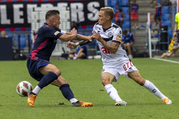 Luganos Mattia Bottani, links, im Kampf um den Ball gegen den Basler Taulant Xhaka, rechts, beim Fussball Meisterschaftsspiel der Super League zwischen dem FC Basel und dem FC Lugano im St. Jakob Park ...