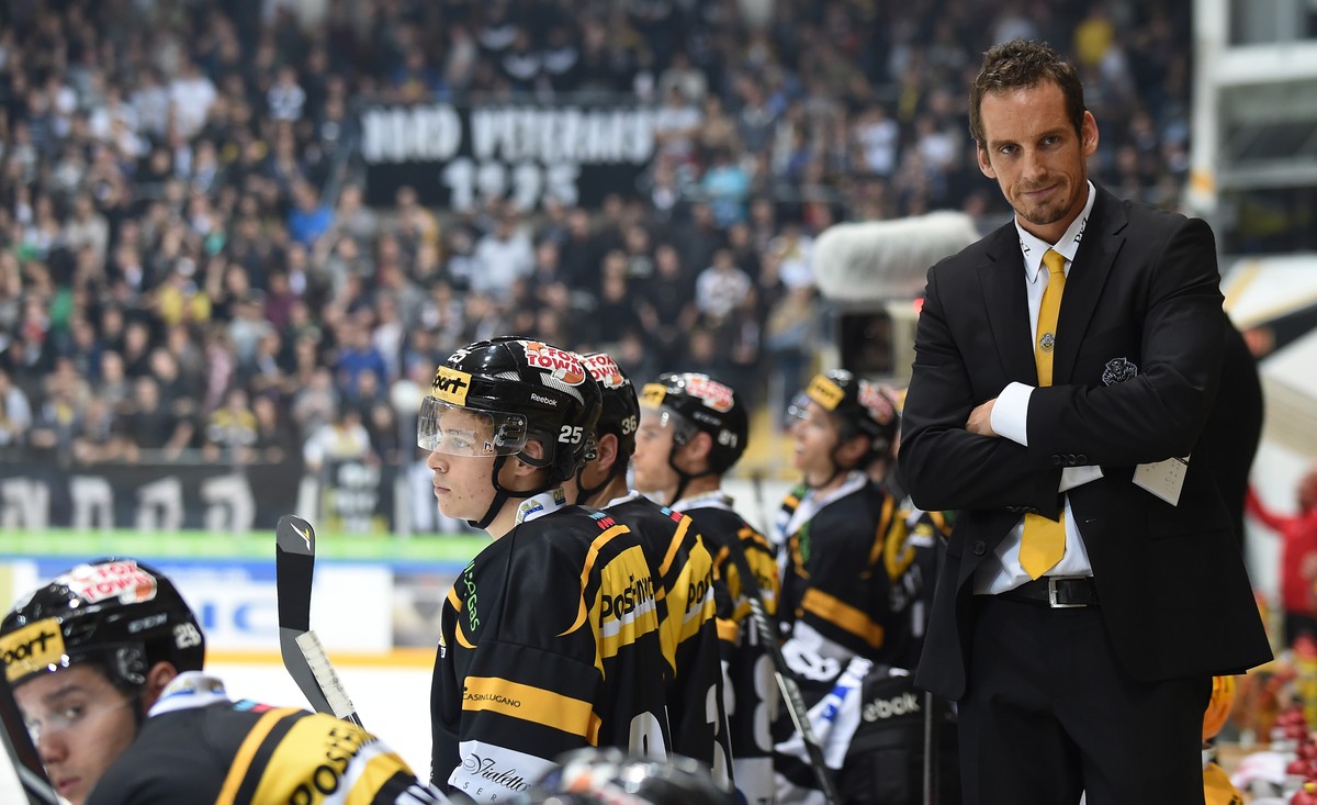 Luganos's head coach Patrick Fischer, right, during the preliminary round game of National League A (NLA) Swiss Championship 2014/15 between HC Lugano and Lausanne HC, at the ice stadium Resega i ...