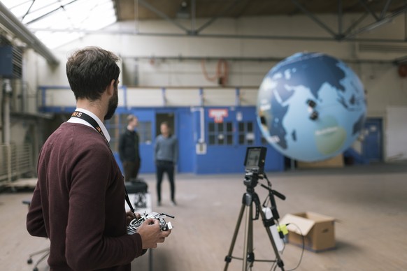 ZUM ZUERCHER START-UP-UNTERNEHMEN AEROTAIN STELLEN WIR IHNEN HEUTE, MITTWOCH, 24. JANUAR 2018, FOLGENDES NEUES BILDMATERIAL ZUR VERFUEGUNG --- Roman Ebneter, engineer at Aerotain, controls a drone usi ...