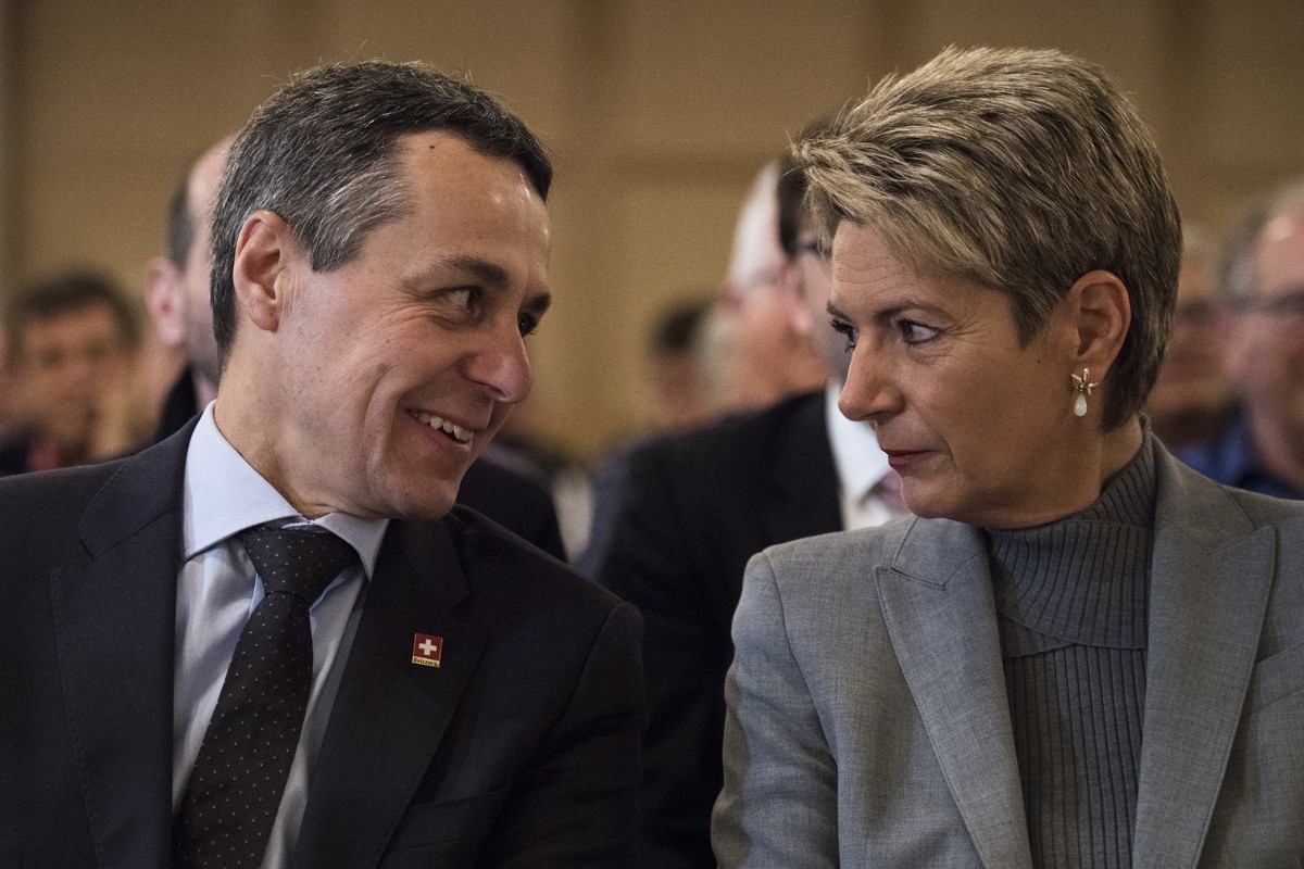 Bundesrat Ignazio Cassis (FDP), spricht mit Staenderaetin Karin Keller-Sutter (SG), aufgenommen an seinem ersten oeffentlichen Auftritt als gewaehlter Bundesrat, an der Toggenburger Tagung der FDP St. ...
