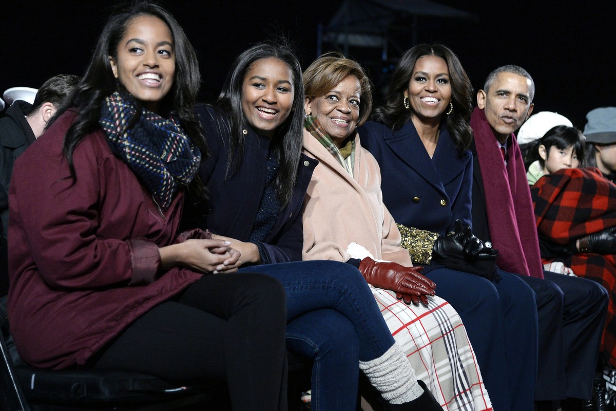 epa11382934 (FILE) - US President Barack Obama and (L-R) daughters Malia and Sasha, mother-in-law Marian Robinson and first lady Michelle Obama smile during the national Christmas tree lighting ceremo ...