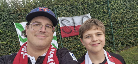Vater und Sohn: Alexander und Robert Schaer sind SLO-Fans - und zwar die einzigen «richtigen».